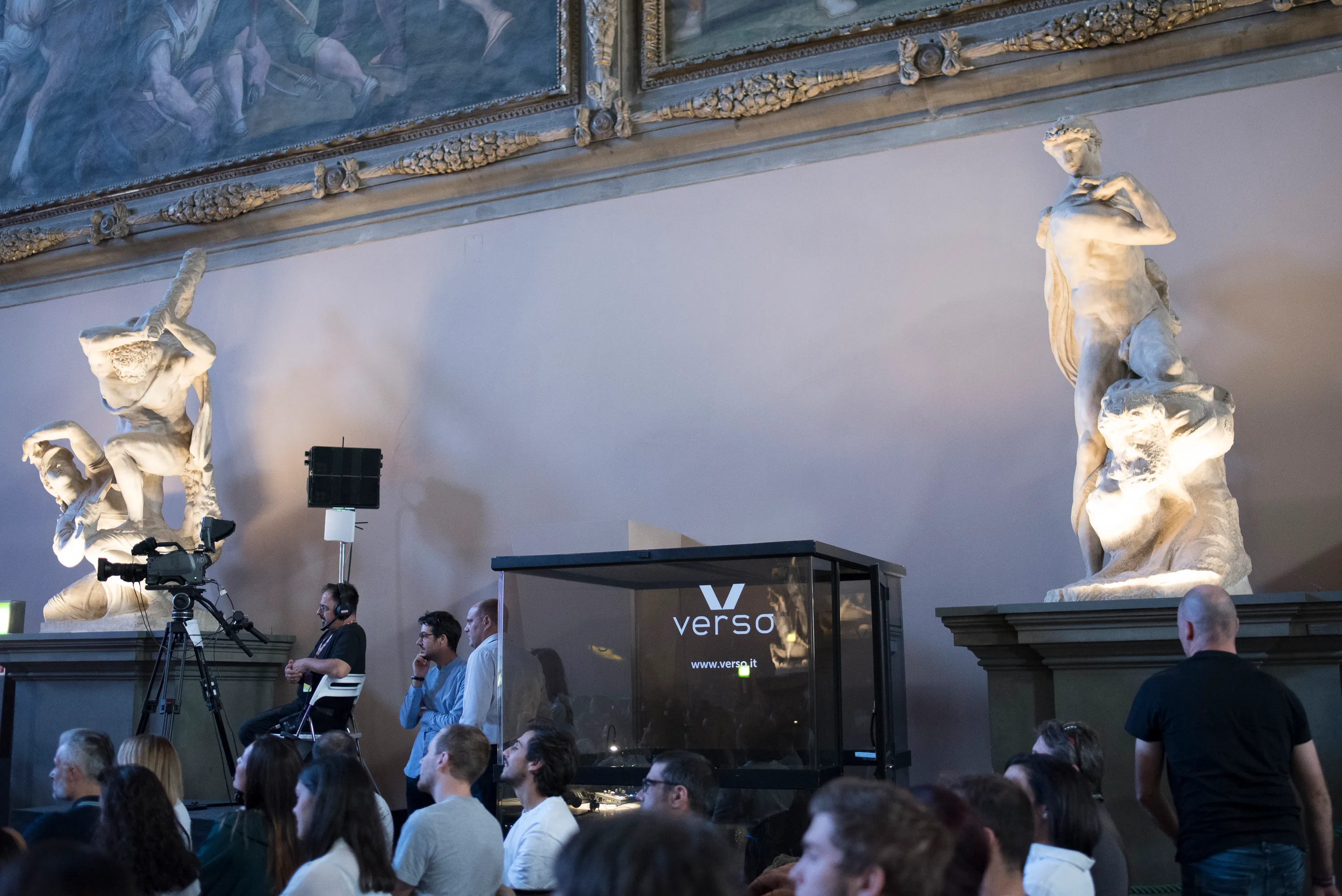 Cabine d'interprètes installée parmi les statues de la Sala dei Cinquecento au Wired Next Fest Florence