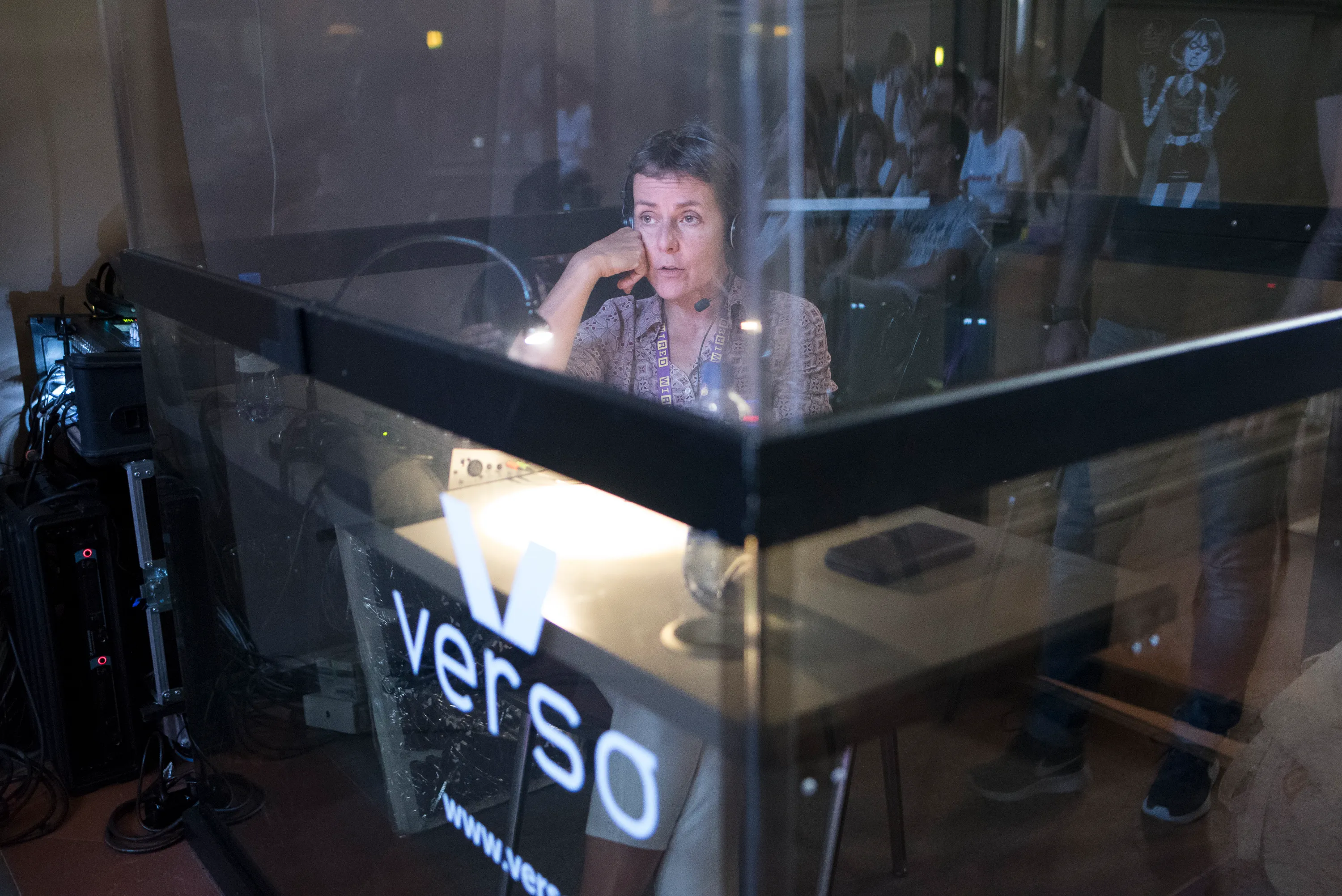 Interprète VERSO en cabine pendant que le public écoute via l'application