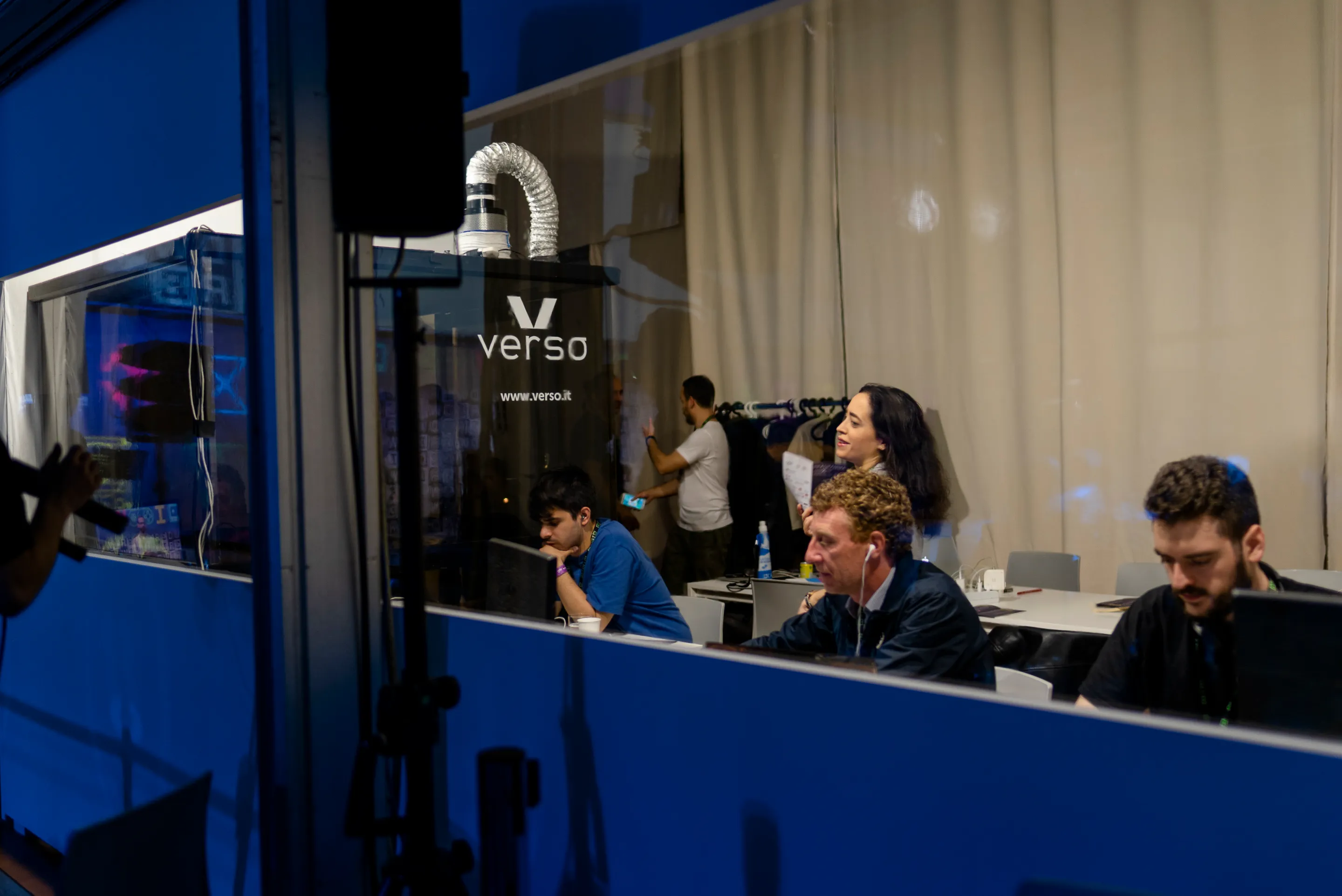 Vue d'ensemble des cabines et de la régie au Wired Next Fest Milan