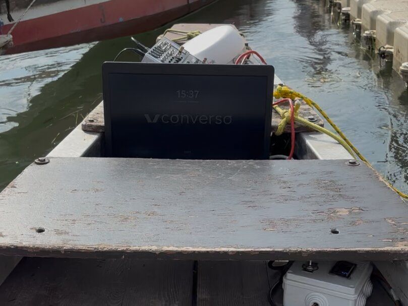La postazione sulla barca del musicista: PC, mixer, connettività in bonding e alimentazione a batteria