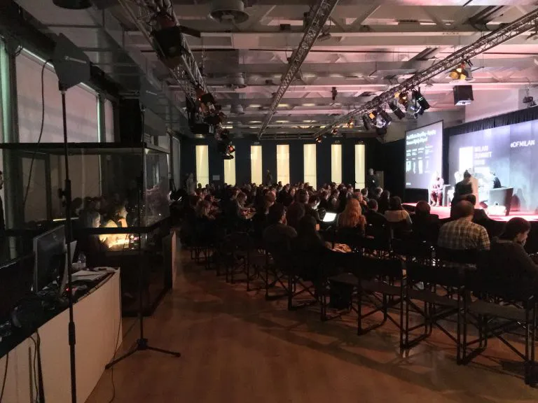 Cabina di interpretazione simultanea durante un evento