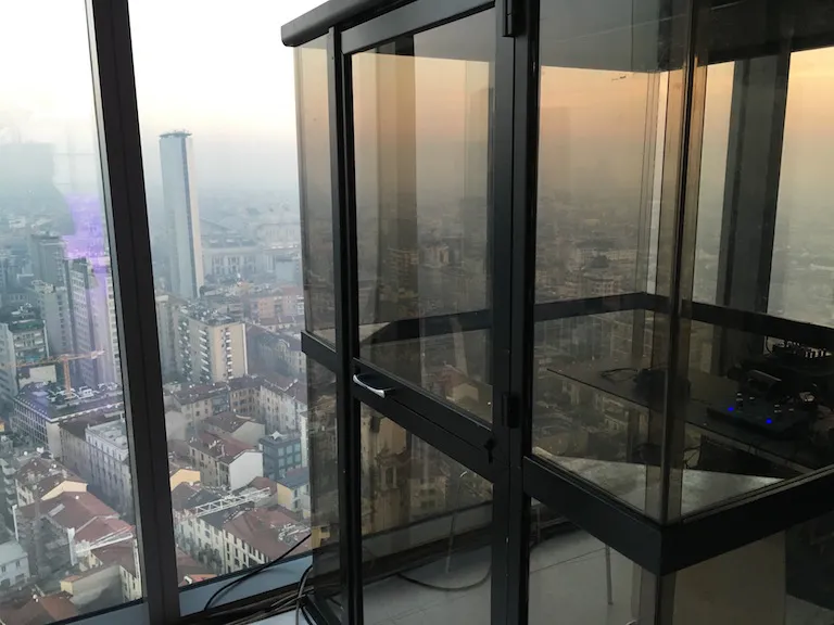 Cabina di interpretazione simultanea durante un evento