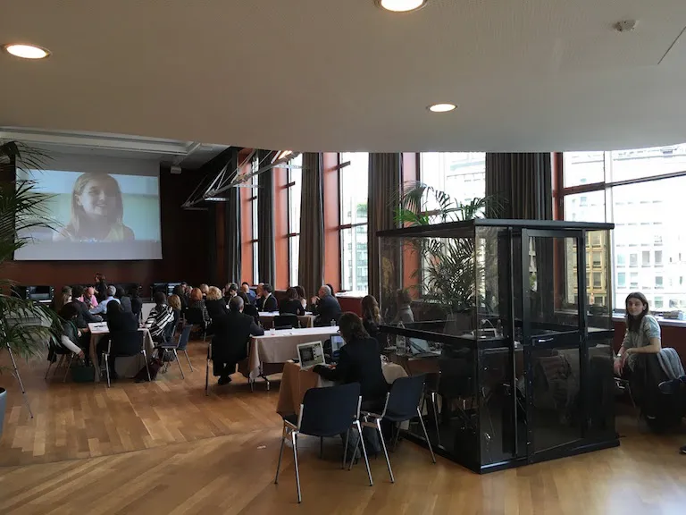 Cabina di interpretazione simultanea durante un evento