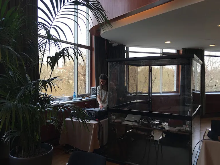 Cabina di interpretazione simultanea durante un evento