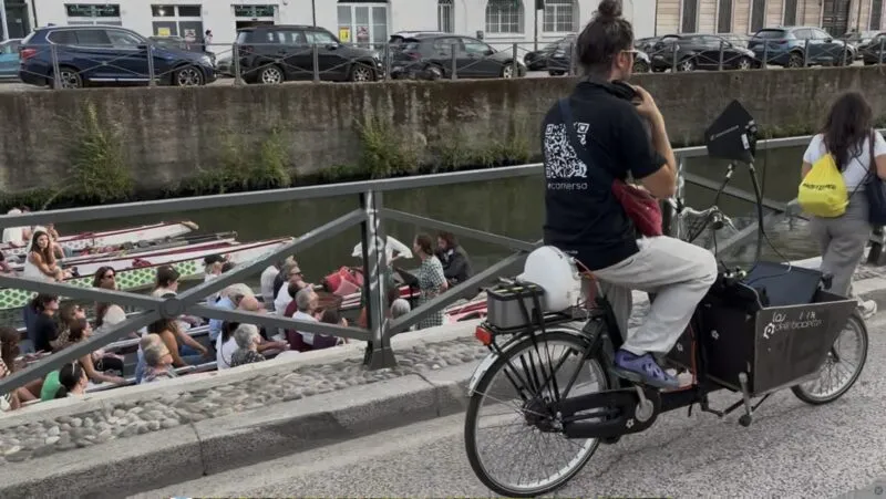 Il fonico Converso® in cargo bike sull'alzaia del Naviglio Grande, accanto alle barche del pubblico